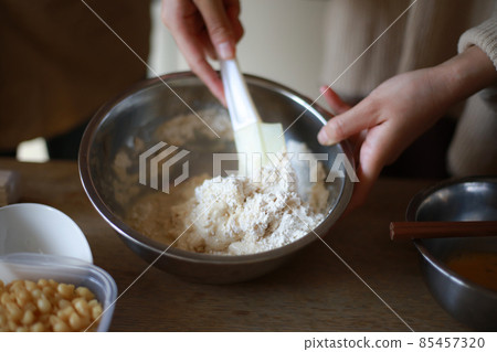 Hands of a woman cooking 85457320