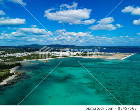 [沖繩 / 航拍] 從名護市豐原海草海灘（Kunjita 海灘）附近的天空到邊野湖海岸的藍色大海的鳥瞰圖 ③ 85457568