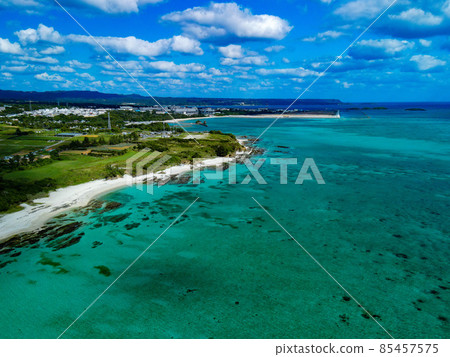 [Okinawa / Aerial] Aerial view of the blue sea off Henoko from the sky above Toyohara Seagrass Beach (Kunjita Beach), Nago City ⑦ 85457575