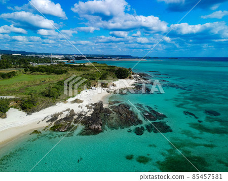 [Okinawa / Aerial] Aerial view of the blue sea off Henoko from the sky above Toyohara Seagrass Beach (Kunjita Beach) in Nago City ⑩ 85457581