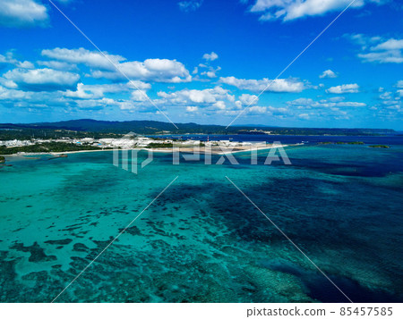 [沖繩 / 航拍] 從名護市豐原海草海灘（Kunjita 海灘）上空俯瞰邊之子海岸的藍色大海⑫ 85457585