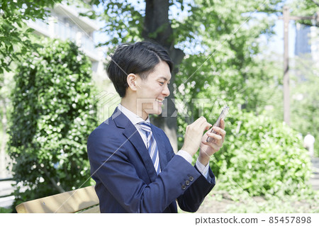 戶外商人的智能手機 85457898
