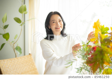 Middle woman in knit 85461250