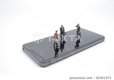 a fun of figure shopping on the mobile phone 85461975