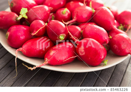 appetizing crispy radishes on wooden table appetizing crispy radishes on wooden table 85463226