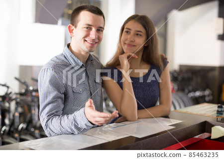 girl with guy hire bikes in the rental salon girl with guy hire bikes in the rental salon 85463235