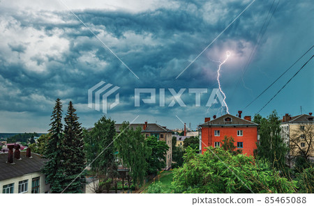 A loop-shaped lightning strikes a red... - Stock Photo [85465088] - PIXTA