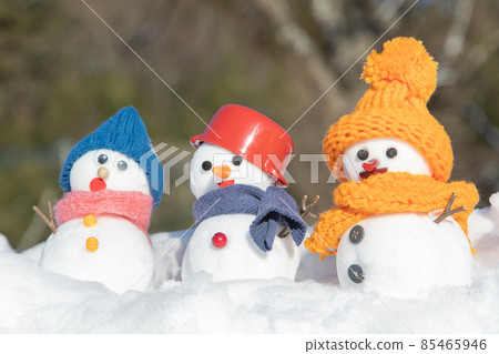 Three snowmen 85465946