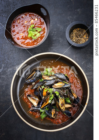 barbecue Italian blue mussel in tomato sauce with parsley and garlic 85466231