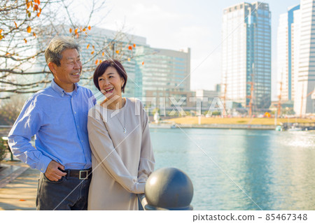 2021 年 12 月拍攝的老年夫婦橫濱旅遊觀光老年夫婦在橫濱享受旅行 85467348