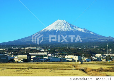 Mt. Fuji in the new year (from the train window from the Tokaido Shinkansen) 85468071