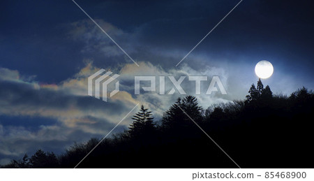 太陽和彩虹般的雲彩像滿月一樣閃耀著厚厚的雪雲 85468900