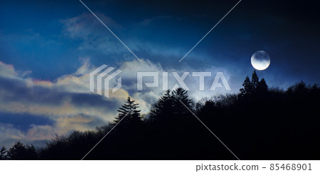 太陽和彩虹般的雲彩像滿月一樣閃耀著厚厚的雪雲 85468901