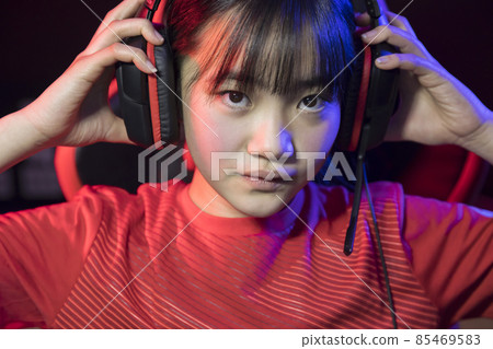 電競形象 戴著遊戲耳機的女孩 85469583