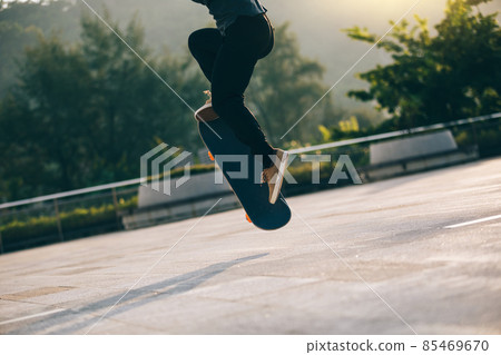 Skateboarder skateboarding outdoors in city Skateboarder skateboarding outdoors in city 85469670