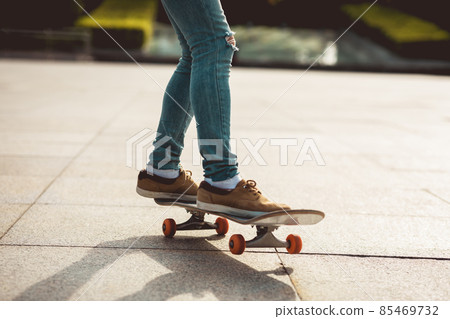 Skateboarder skateboarding outdoors in city Skateboarder skateboarding outdoors in city 85469732
