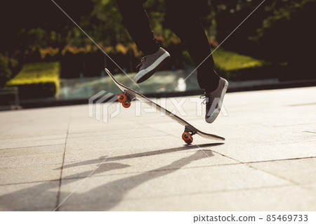 Skateboarder skateboarding outdoors in city Skateboarder skateboarding outdoors in city 85469733