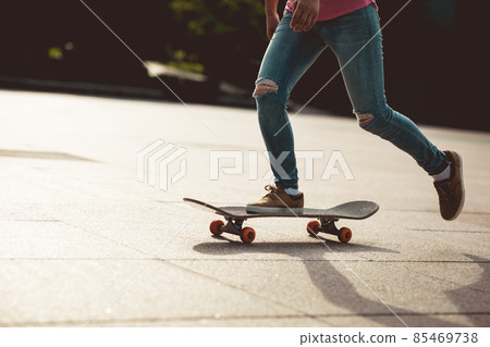 Skateboarder skateboarding outdoors in city Skateboarder skateboarding outdoors in city 85469738