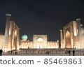 烏茲別克斯坦撒馬爾罕雷吉斯坦廣場夜景 85469863