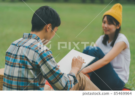 男朋友在公園裡畫她的漫畫 男朋友在公園裡畫她的漫畫 85469964