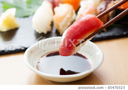 Sushi Nigiri sushi Nigiri sushi Chopsticks lift Sushi Nigiri sushi Nigiri sushi Chopsticks lift 85470323