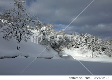 福島縣只見町的大雪地區冬季的雲彩照耀 福島縣只見町的大雪地區冬季的雲彩照耀 85470328