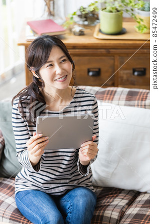 女性在客廳看平板電腦 85472499