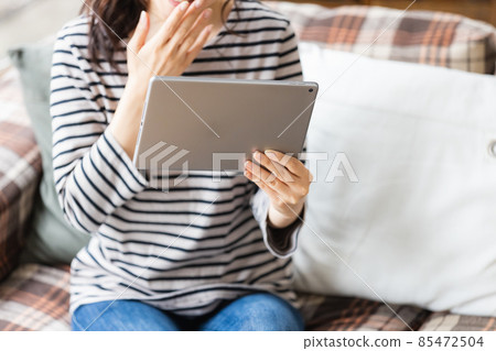女性在客廳看平板電腦 85472504