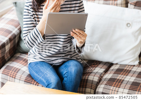 女性在客廳看平板電腦 85472505