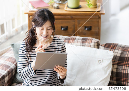 女性在客廳看平板電腦 85472506