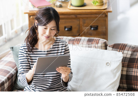 女性在客廳看平板電腦 85472508