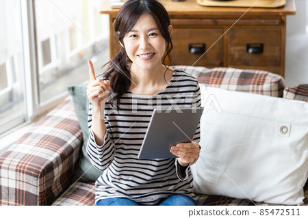 女性在客廳看平板電腦 85472511