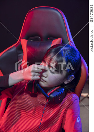 eSports image Girl who is tired and rests during the game Tired eyes Eye strain eSports image Girl who is tired and rests during the game Tired eyes Eye strain 85473621