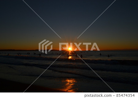元旦當天在神奈川縣茅崎市茅崎海岸與衝浪者的第一次日出的風景[1月1日] 85474354