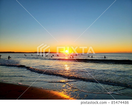 衝浪者在神奈川縣茅崎市茅崎海岸慶祝第一次日出[1月1日] 85474486