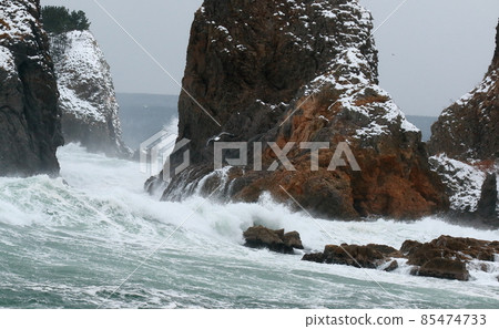 日本海暗礁與冬季波濤洶湧 日本海暗礁與冬季波濤洶湧 85474733