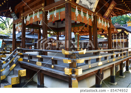 The hall of worship at Goo Shrine in Kyoto City, which enshrines the wild boar that worshiped in the morning of October, is beautiful. The hall of worship at Goo Shrine in Kyoto City, which enshrines the wild boar that worshiped in the morning of October, is beautiful. 85474932