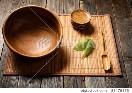 Empty wooden bowl on natural background. 85476576