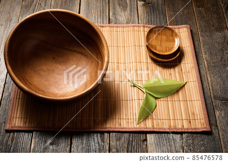 Empty wooden bowl on natural background. 85476578