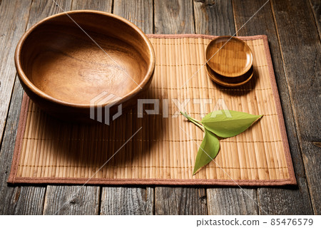 Empty wooden bowl on natural background. 85476579