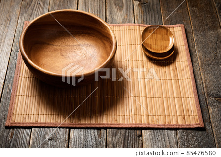 Empty wooden bowl on natural background. 85476580
