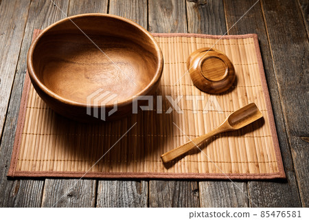 Empty wooden bowl on natural background. 85476581