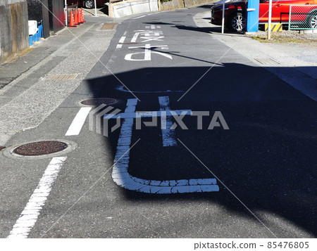 Part of the road marking characters disappeared 85476805