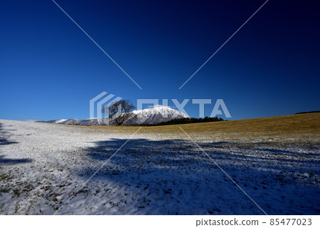 Overlooking Mt. Iwate with snow from Koiwai Farm 85477023