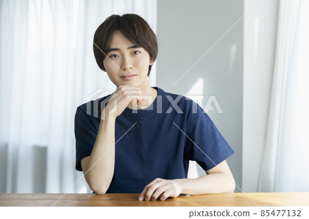 年輕男子看著相機 男士美容形象肖像 85477132