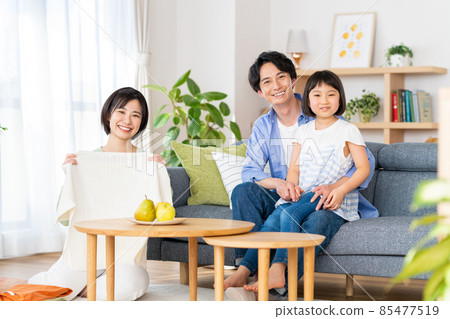 客廳裡的年輕家庭 85477519