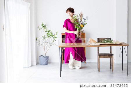 一個女人在客廳裝飾一朵花 85478455