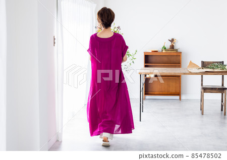 A woman decorating a flower in the living room 85478502