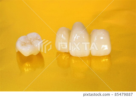 Let's clean your teeth with a dentist during your mask life Let's clean your teeth with a dentist during your mask life 85479887