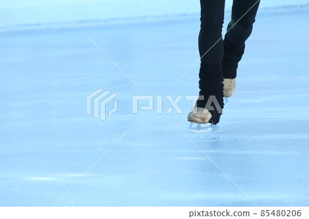 Winter sports skating 85480206